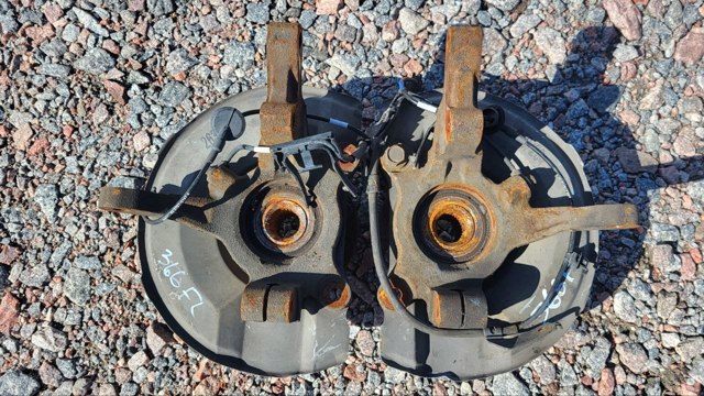 Кулак поворотний передній правий 3870A008 MITSUBISHI