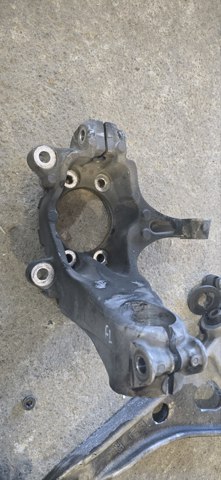 Кулак поворотний передній лівий 400155NA0A NISSAN