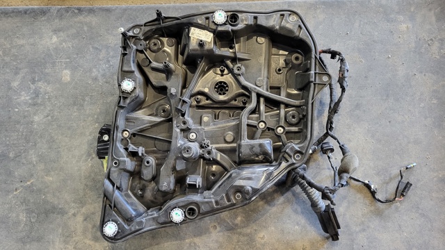 Склопідйомник задніх лівих дверей 51337487087 BMW