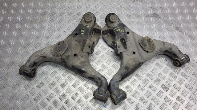 Правий важіль передній нижній підвіски 545001LA0B NISSAN
