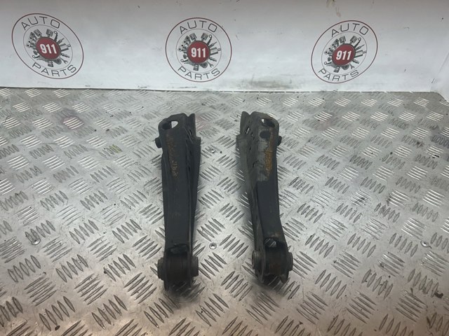 Балансир задній правий 551A01BA0A NISSAN