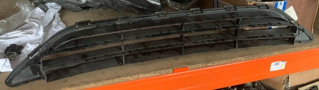 Решітка переднього бампера, центральна 622545HK0A NISSAN