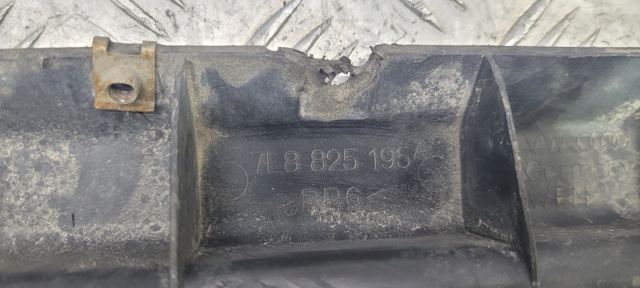 Кронштейн кріплення захисту двигуна 7L8825195A VAG