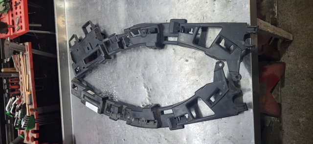 Праве кріплення переднього бампера 9816768780 PEUGEOT