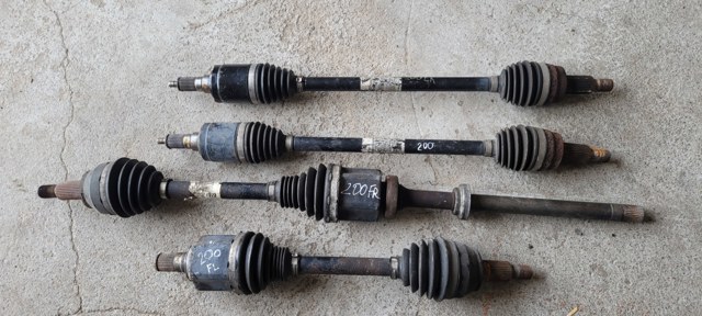 Піввісь передня, права LR024755 LAND ROVER