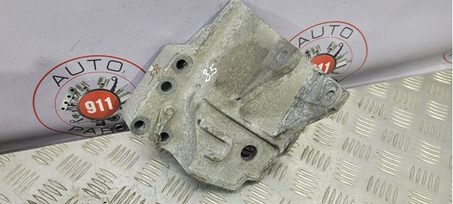 Кронштейн подушки (опори) двигуна, правої LR037029 LAND ROVER