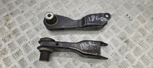 Балансир задній правий LR068166 LAND ROVER
