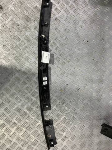 Молдинг третых/ п'ятих дверей LR072364 LAND ROVER