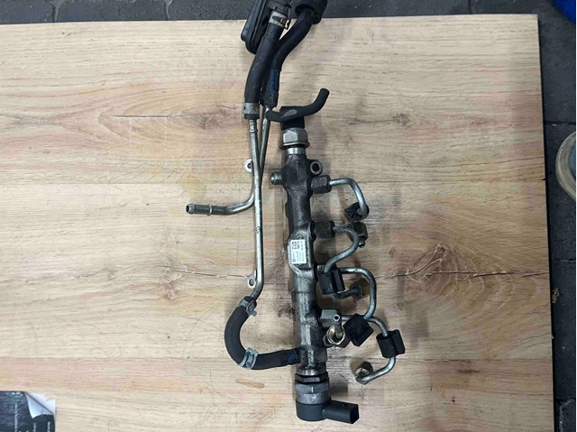 Паливна рампа 04L089B VAG