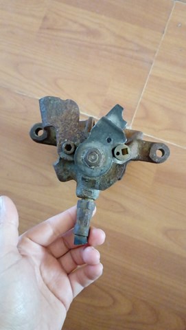 Задній гальмівний супорт лівий 8A0615423 VAG