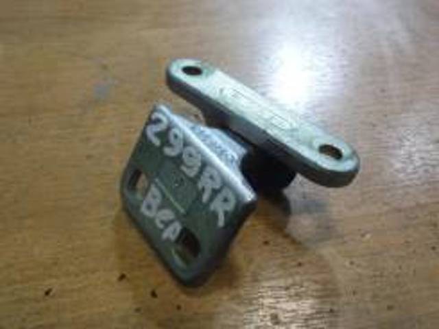 Петля задніх правих дверей A1687302037 MERCEDES