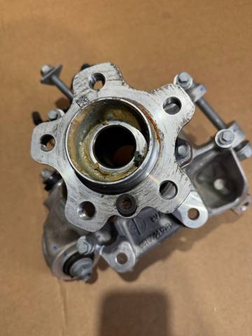 Цапфа поворотна права 33306876652 BMW