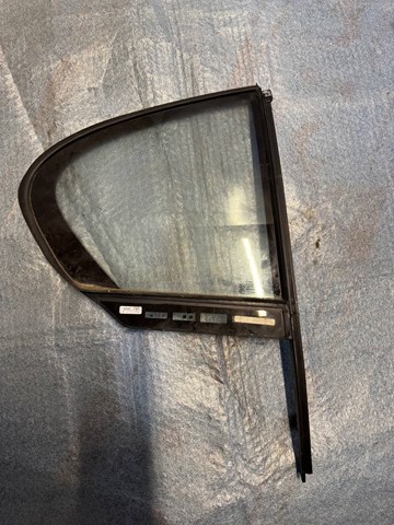Скло кутове дверей задніх 51357336042 BMW