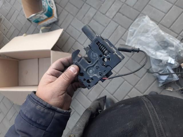 Замок кришки капота 654823509 VAG