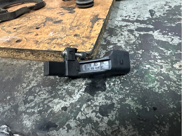 Датчик положення (оборотів) коленвалу 03C906433A VAG