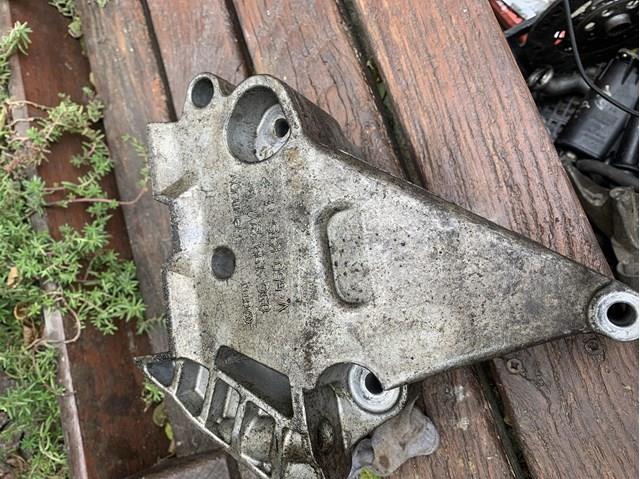 Кронштейн подушки (опори) двигуна, правої 03G199207G VAG