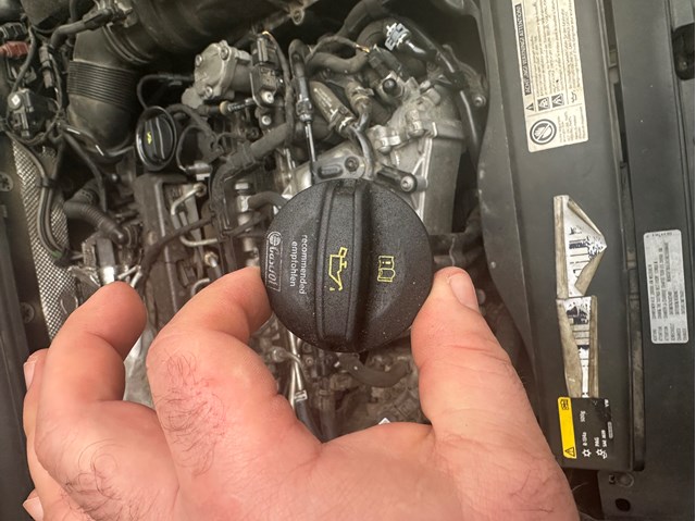 Кришка маслозаливной горловини 06K103485A VAG