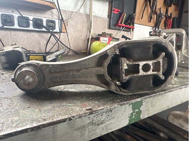 Опора двигуна задня 112380004R RENAULT