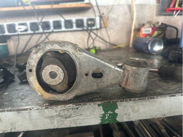 Подушка (опора) двигуна, права верхня 113560009R RENAULT