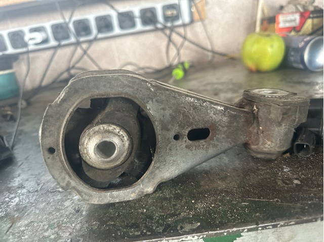 Подушка (опора) двигуна, права верхня 113560012R RENAULT