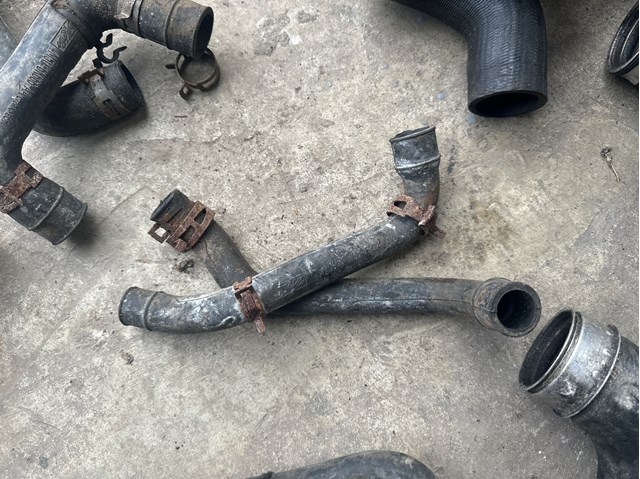 Трубка відводу кар.газов 1352884 FORD