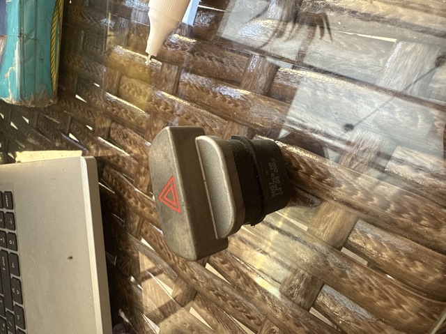 Кнопка включення аварійного сигналу Ford Focus 2