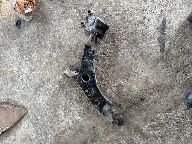 Сайлентблок нижнього переднього важеля 1570312 FORD
