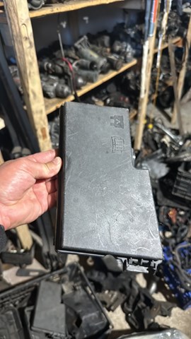 Кришка блоку запобіжників 1686032 FORD