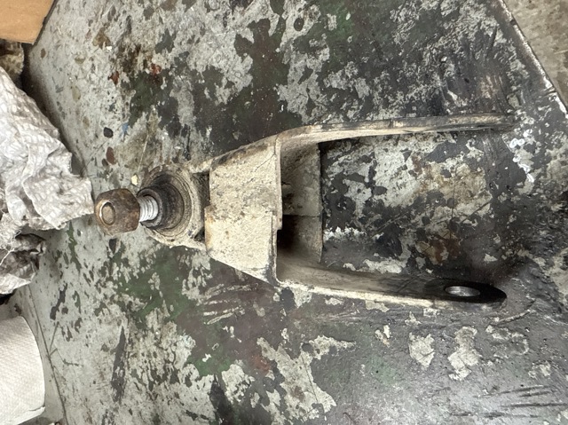 Кронштейн подушки (опори) двигуна, задньої 185414 PEUGEOT