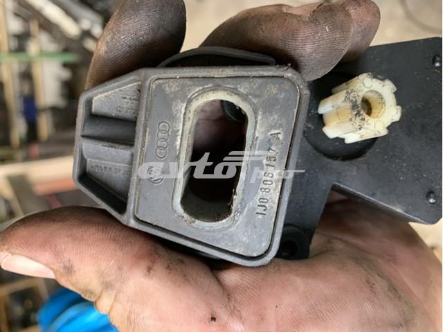 Подушка радіатора охолодження, нижня 1J0806157A VAG