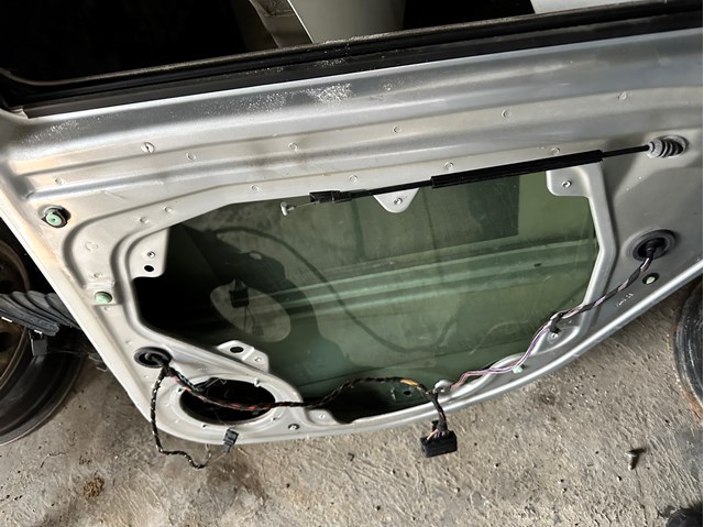 Скло заднє праве 1Z9845206 VAG