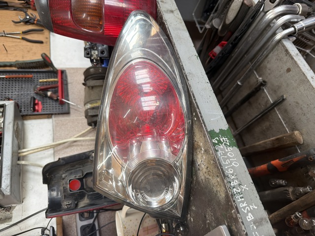 Задній правий зовнішній ліхтар 22061971 MAZDA