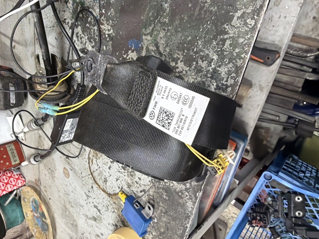 Ремінь безпеки передній правий 2K5857806B VAG