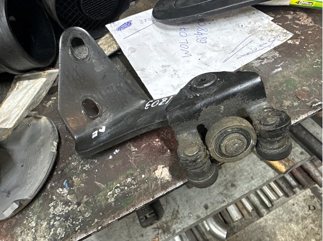 Ролик дверей бічних/зсувних, правий верхній 2T14V25028AE FORD