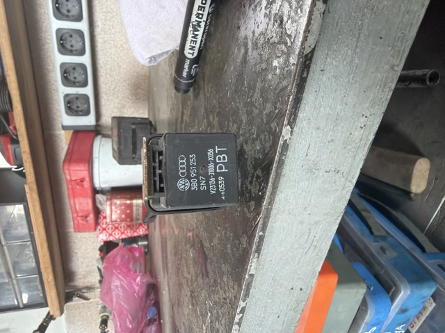 Реле паливного насоса 3B0951253 VAG