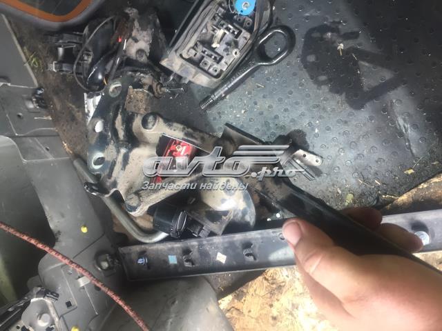 Шарнір капота лівий 3C0823301D VAG