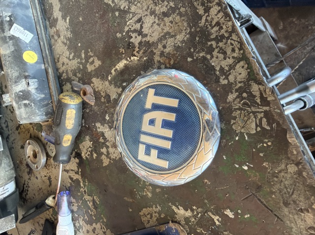 Емблема на решітку радіатора 46832366 FIAT