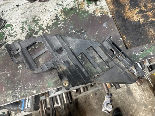 Направляюча переднього бампера, права 5K0807228A VAG