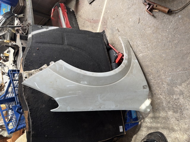 Переднє праве крило 6102349 OPEL
