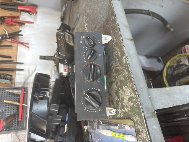 7701051896 Renault (RVI)