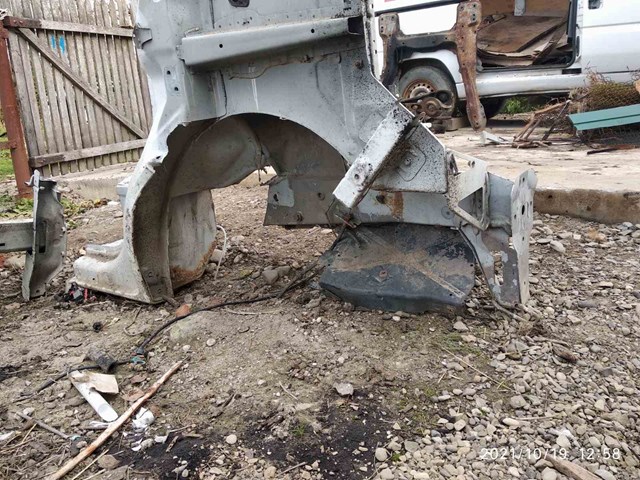 Панель бризковика (лонжерона) моторного відсіку, права 7751472268 RENAULT