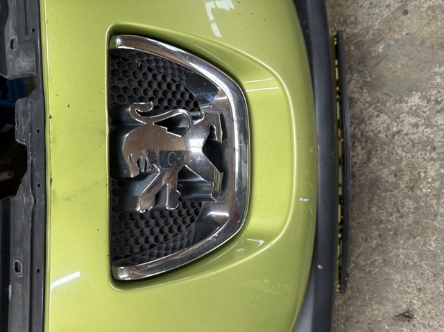 Емблема переднього бампера 7810P9 PEUGEOT