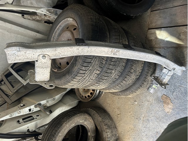Кронштейн підсилювача переднього бампера 8200011108 RENAULT