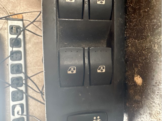 Кнопка блокавання дверей 8200015090 RENAULT