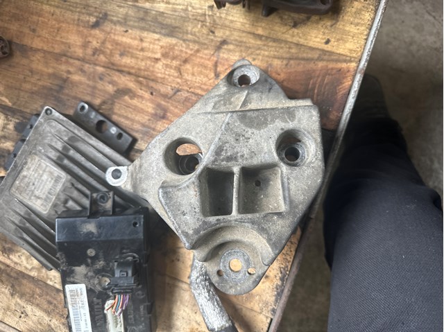 Кронштейн подушки (опори) двигуна, правої 8200101849 RENAULT