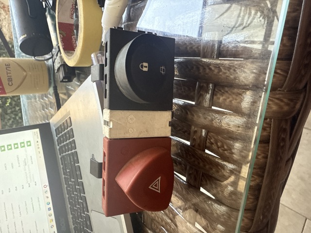 Аварійна кнопка Рено Сценік II