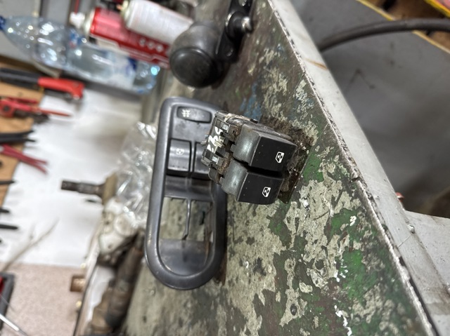 Кнопки переднього лівого склопід'ємника 8200315042 RENAULT