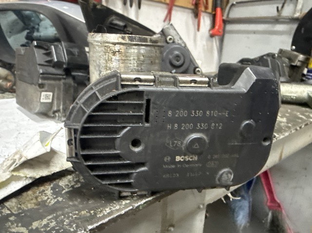 Заслінка повітряна 8200330810 RENAULT