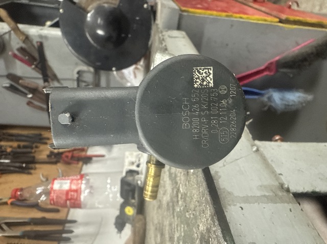 Регулятор тиску палива в паливній рейці 8200426552 RENAULT