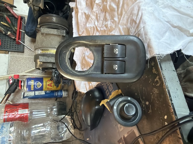 Кнопковий блок керування склопідіймачами передній лівий 8200476806 RENAULT